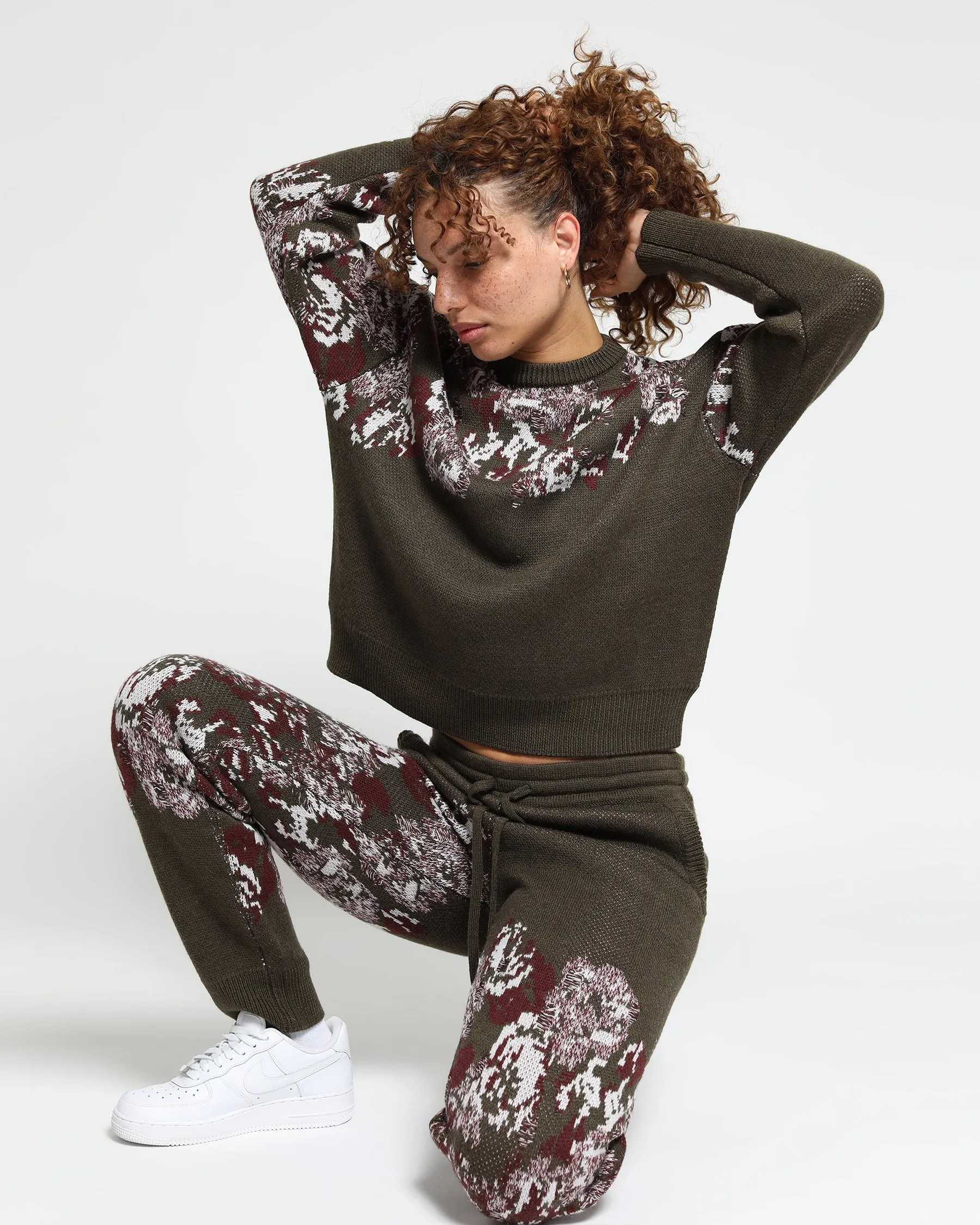 Hanging Floral Distressed Sweater Pant